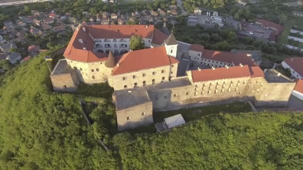 Vista aérea del castillo de Mukachevo Fortaleza medieval Palanok en Ucrania — Vídeos de Stock