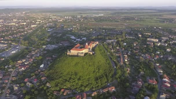 Luchtfoto van de Moekatsjevo kasteel Palanok middeleeuwse vesting in Oekraïne — Stockvideo