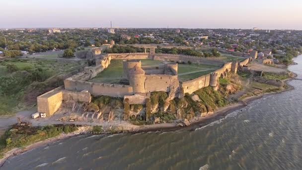 Castillo en la orilla del mar — Vídeo de stock