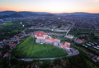 Mukachevo kale Palanok Ortaçağ Kalesi Ukrayna havadan görünümü
