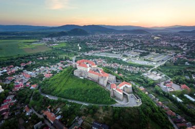 Mukachevo kale Palanok Ortaçağ Kalesi Ukrayna havadan görünümü
