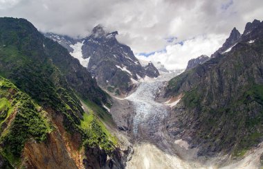 Svaneti buzul Vadisi üzerinde uçan kayalar. Kar pik Kafkasya, Gürcistan.