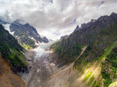 Svaneti buzul Vadisi üzerinde uçan kayalar. Kar pik Kafkasya, Gürcistan.