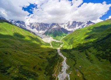 Havadan görünümü olan buzul. Üst Svaneti, Georgia. Kafkas Dağları