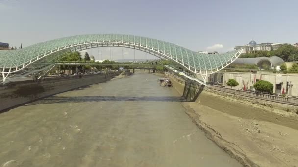 Letecký pohled na mosty mír. Old Tbilisi, Gruzie — Stock video
