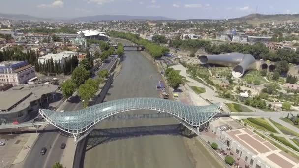 Veduta aerea dei ponti della Pace. vecchia Tbilisi, GEORGIA — Video Stock