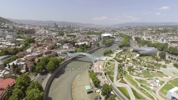 Tbilisi de hoofdstad van Georgië. Luchtfoto van het centrum van Tbilisi — Stockvideo