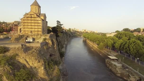 Voo sobre a igreja Metekhi em Tbilisi localizado em penhasco perto do rio Kura. GEÓRGIA — Vídeo de Stock
