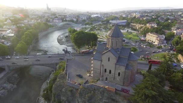 Πτήση πάνω από την εκκλησία Metekhi Τιφλίδα κτισμένο σε πλαγιά κοντά στον ποταμό Κούρα. Γεωργία — Αρχείο Βίντεο