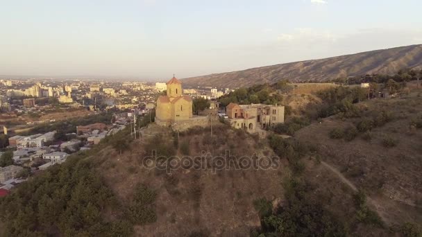 Вид с воздуха на центр Тбилиси, Грузия — стоковое видео