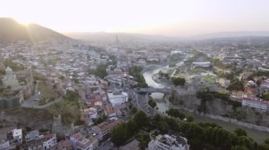 Tiflis, Gürcistan'ın merkezinin havadan görünümü