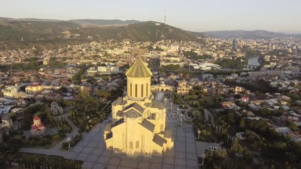 Tbilisi, Grúzia - 2017. július 26.: A légi felvétel a Holy Trinity Cathedral Tsminda Sameba — Stock videók