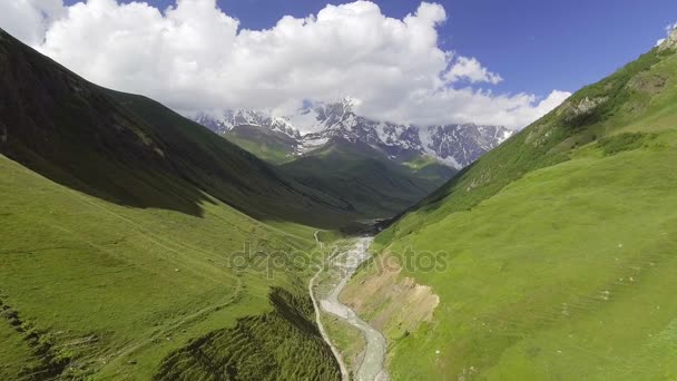 Légi.: Folyó hegyi völgyben, a lábánál Mt. Shkhara. Grúzia — Stock videók