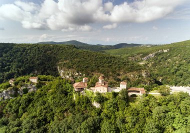 Hava. Eski manastırın ormanlar, olarak da bilinen Motsameta, Gürcistan gizleme