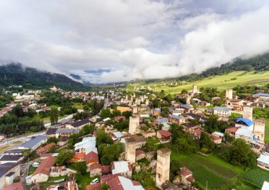 Svaneti eski köy Gürcistan. Ortaçağ kulesi. Mestia
