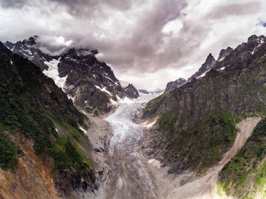 Buzul Vadisi svaneti kayalarda. Kar pik Kafkasya, Gürcistan.