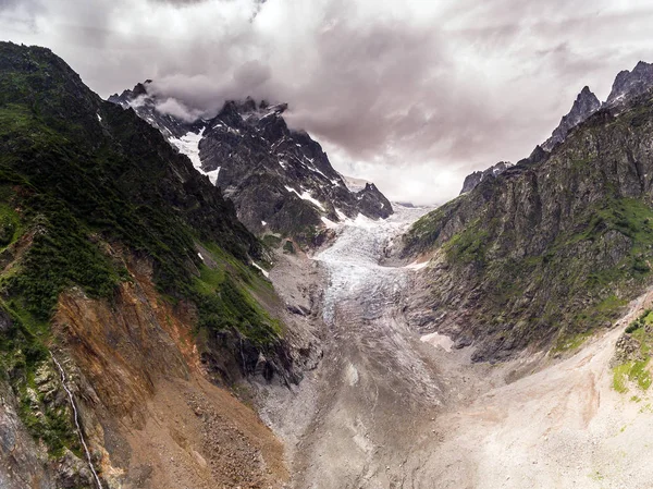 Buzul Vadisi svaneti kayalarda. Kar pik Kafkasya, Gürcistan.