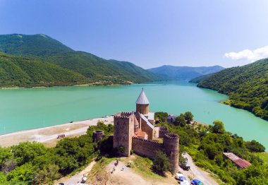 Ananuri kale kilise Gölü, Georgia banka ile.