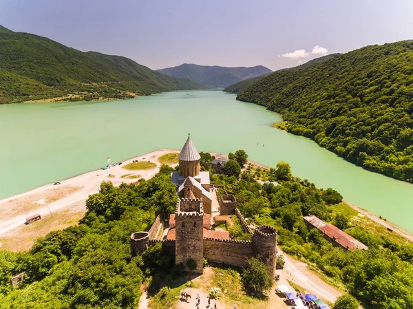 Замок Ananuri з церквою на березі озера, Грузія. — стокове фото
