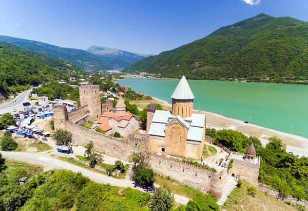 Ananuri 호수, 조지아의 교회 성. — 스톡 사진