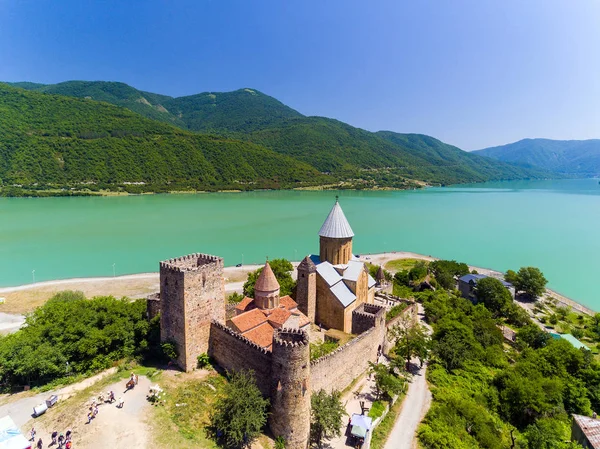 Ananuri hrad s kostelem na břehu jezera, Georgia. — Stock fotografie