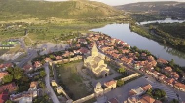 Mtsheta, Gürcistan'daki Svetitskhoveli Katedrali havadan görünümü.