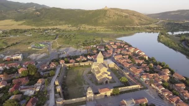 Luchtfoto van de Svetitskhoveli-kathedraal in Mtskheta, Georgië. — Stockvideo