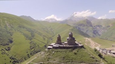Hava. Gergeti kilise. Cminda Sameba. Kazbegi, Stepantsminda. Gürcistan