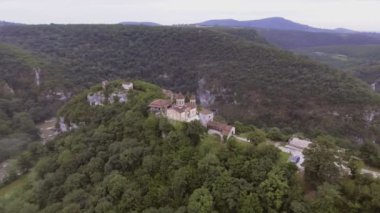 Hava. Eski manastırın ormanlar, olarak da bilinen Motsameta, Gürcistan gizleme