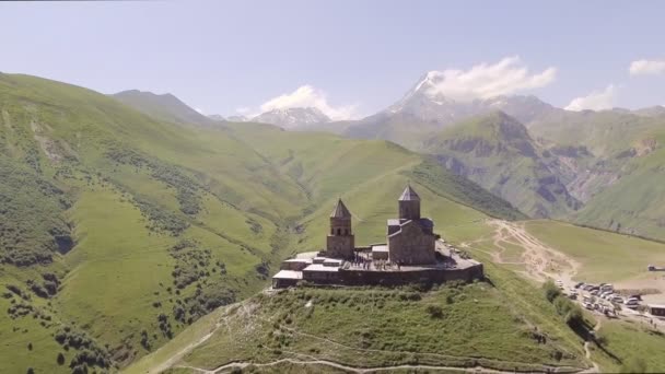 공중. Gergeti 교회입니다. Cminda Sameba입니다. Kazbegi, Stepantsminda 그루지야 — 비디오