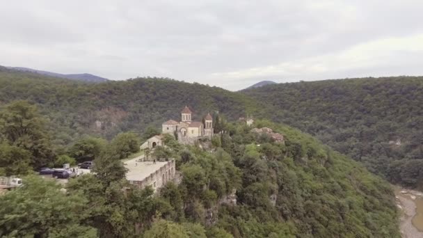 Εναέρια. Παλαιά Μονή κρύβονται στα δάση, επίσης γνωστή ως Μοτσαμέτα, γεωργία — Αρχείο Βίντεο