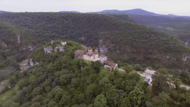 Légi. Régi kolostorban bujkál az erdők, más néven Motsameta, Grúzia — Stock videók