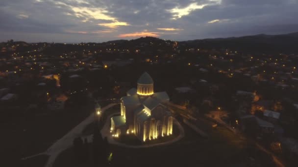 Noite Vista aérea da Catedral de Bagrati no centro de Kutaisi, Geórgia — Vídeo de Stock