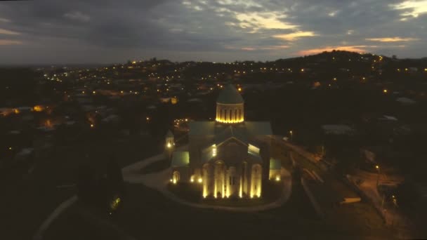 Vista aérea nocturna de la catedral de Bagrati en el centro de Kutaisi, Georgia — Vídeos de Stock