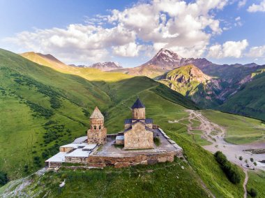 Hava. Gergeti Ortodoks Kilisesi yüksek dağlarda, Georgia