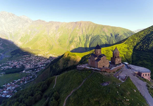 공중. Gergeti 정교회 높은 산, 조지아 — 스톡 사진