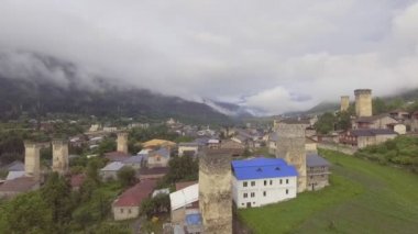 Mestia, Svaneti, Gürcistan'ın otantik yüksek dağ köyünün havadan görünümü