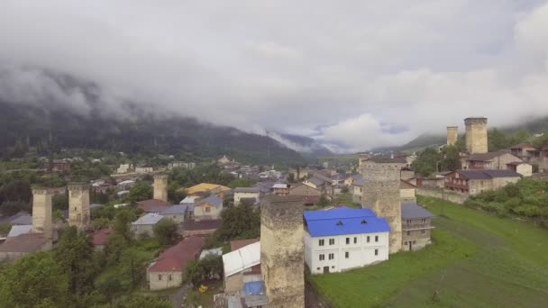 A légi felvétel a a hiteles magas hegyi falu, Mestia, Svaneti, Grúzia — Stock videók