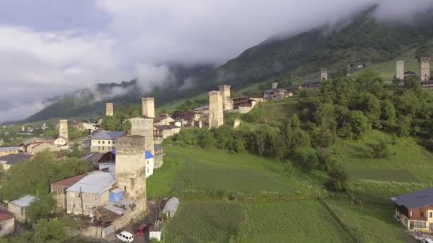 Mestia, Svaneti, Gürcistan'ın otantik yüksek dağ köyünün havadan görünümü — Stok video