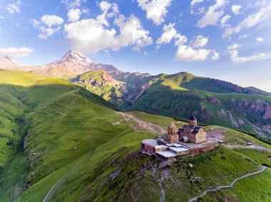 Gergeti Trinity Kilisesi ya da Tsminda Sameba - Gürcistan'daki Gergeti Köyü yakınındaki Holy Trinity Kilisesi.