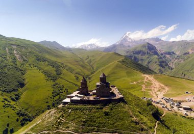 Gergeti Trinity Kilisesi ya da Tsminda Sameba - Gürcistan'daki Gergeti Köyü yakınındaki Holy Trinity Kilisesi.