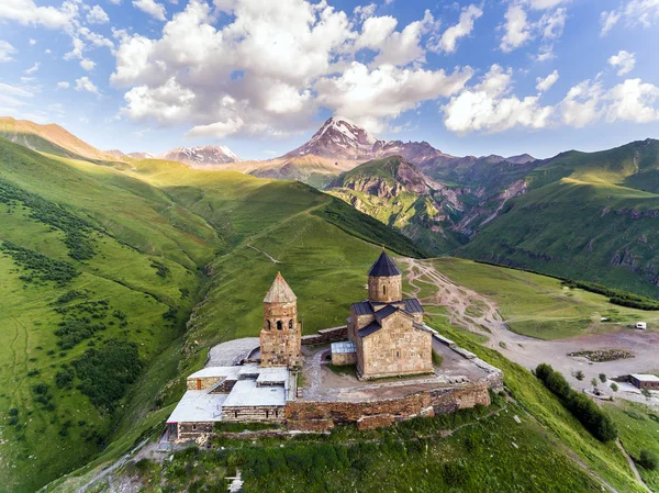 Gergeti Trinity Kilisesi ya da Tsminda Sameba - Gürcistan'daki Gergeti Köyü yakınındaki Holy Trinity Kilisesi.