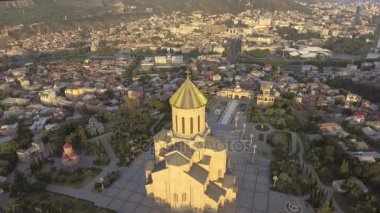 Tiflis, Gürcistan - 26 Temmuz 2017: Hava görünümünü kutsal Trinity Katedrali Tsminda Sameba