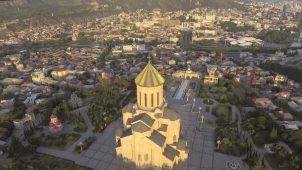 Tbilisi, Georgië - 26 juli 2017: Luchtfoto van Heilige Drievuldigheid kathedraal Tsminda Sameba — Stockvideo