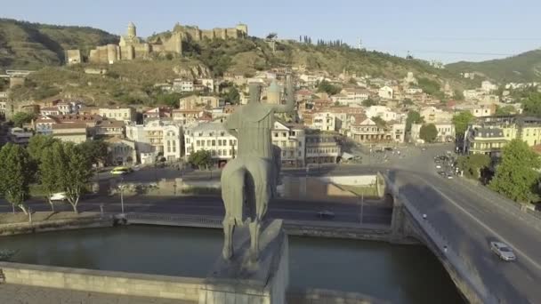 Volo sopra la chiesa Metekhi a Tbilisi situato sulla scogliera vicino al fiume Kura. GEORGIA — Video Stock