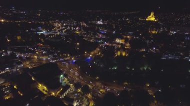 Havadan görünümü. Gece Tbilisi üzerinde uçan.
