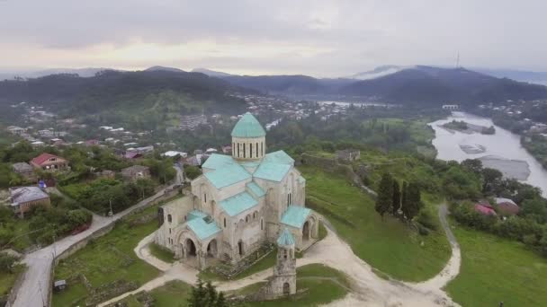 Luchtfoto van Bagrati kathedraal in Kutaisi center, Georgië — Stockvideo