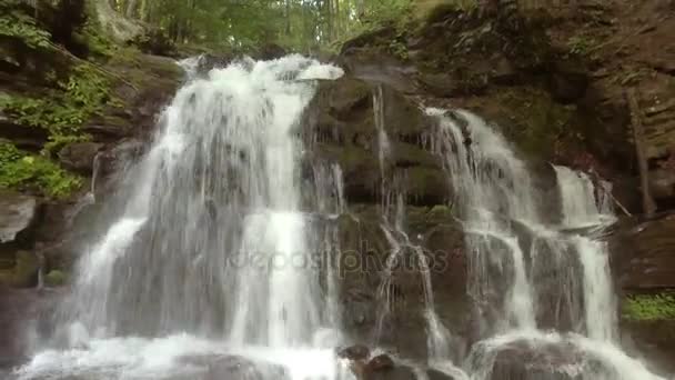 Shypit vattenfall vid floden Pylypets, Zakarpattia Oblast i västra Ukraina. — Stockvideo