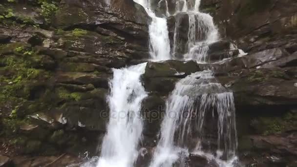 Prachtige plek Shipot waterval in de Karpaten, Oekraïne — Stockvideo