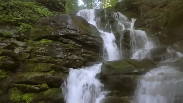 Shipot waterval in de Karpaten op de zomer — Stockvideo